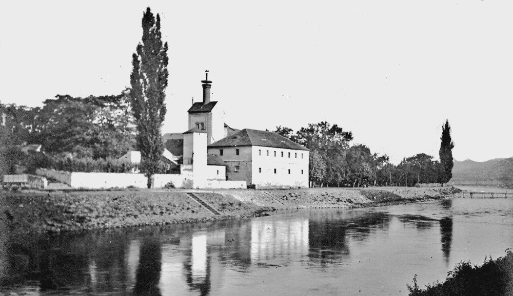 Wassermühle von der Flussinsel in den 1920er Jahren